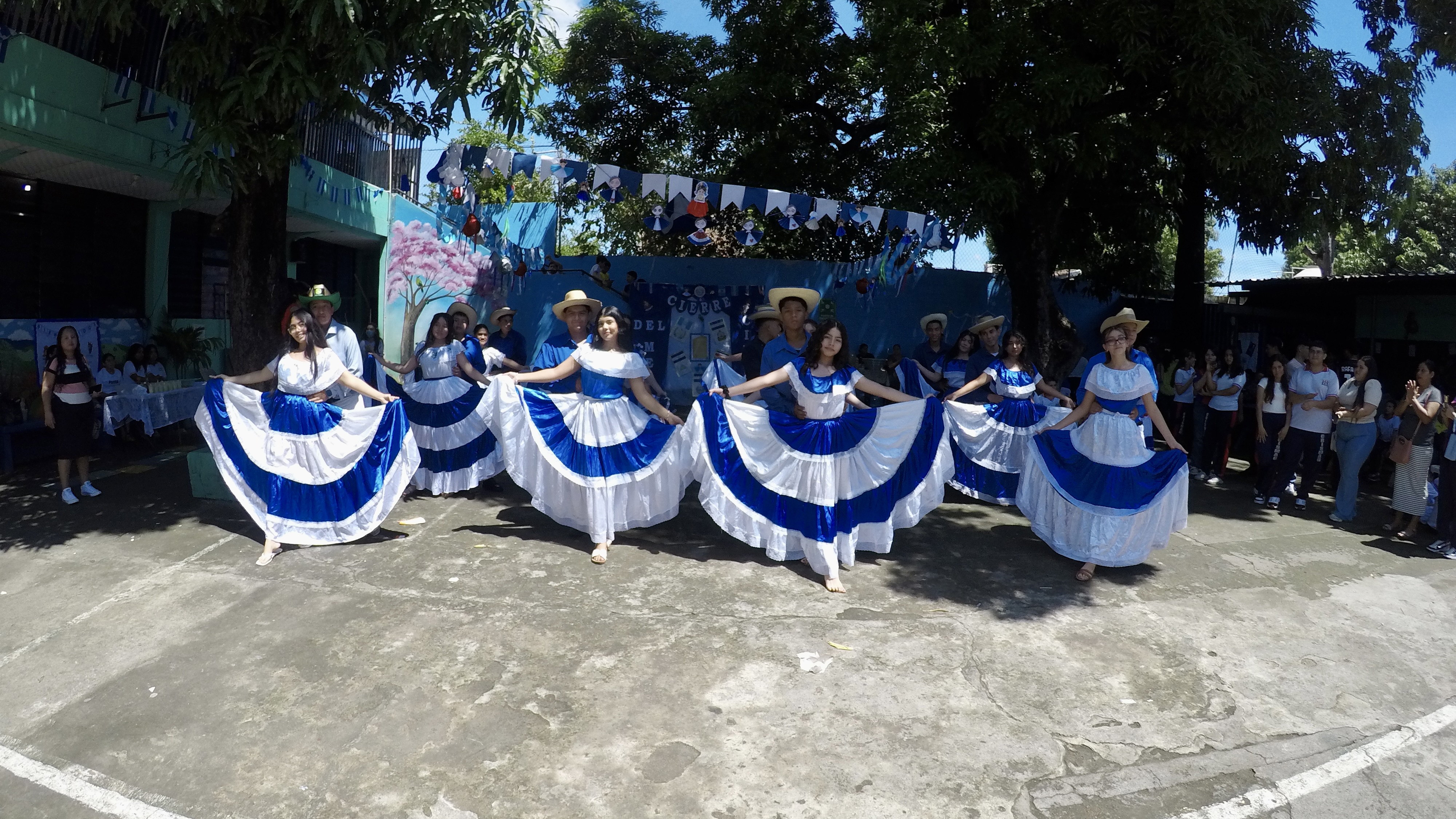 Alumnos participando