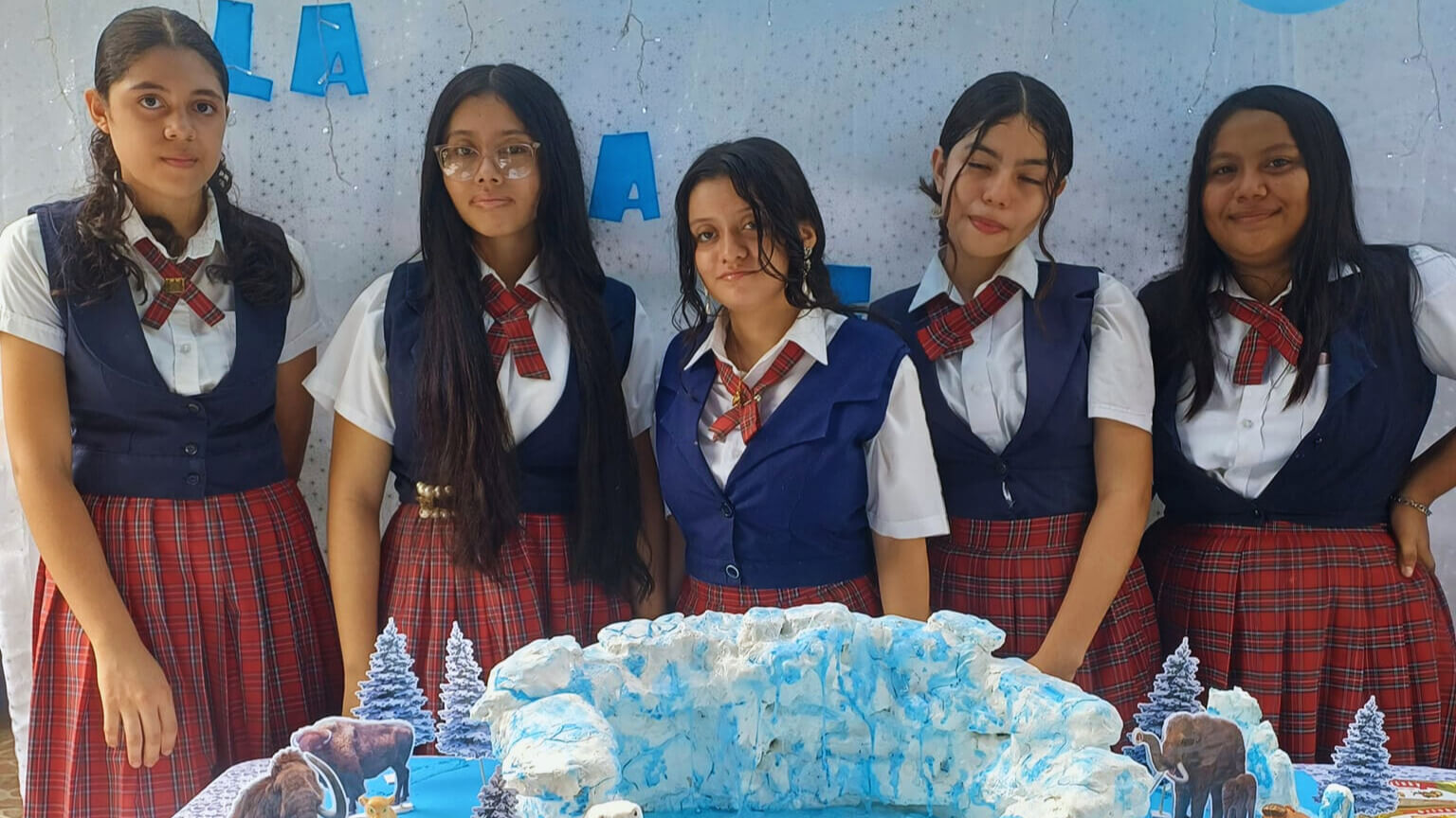 Estudiantes con maqueta azul