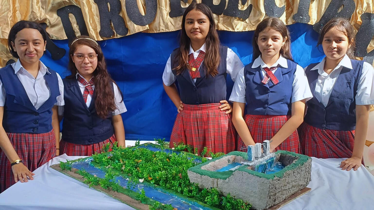 Estudiantes con maqueta verde