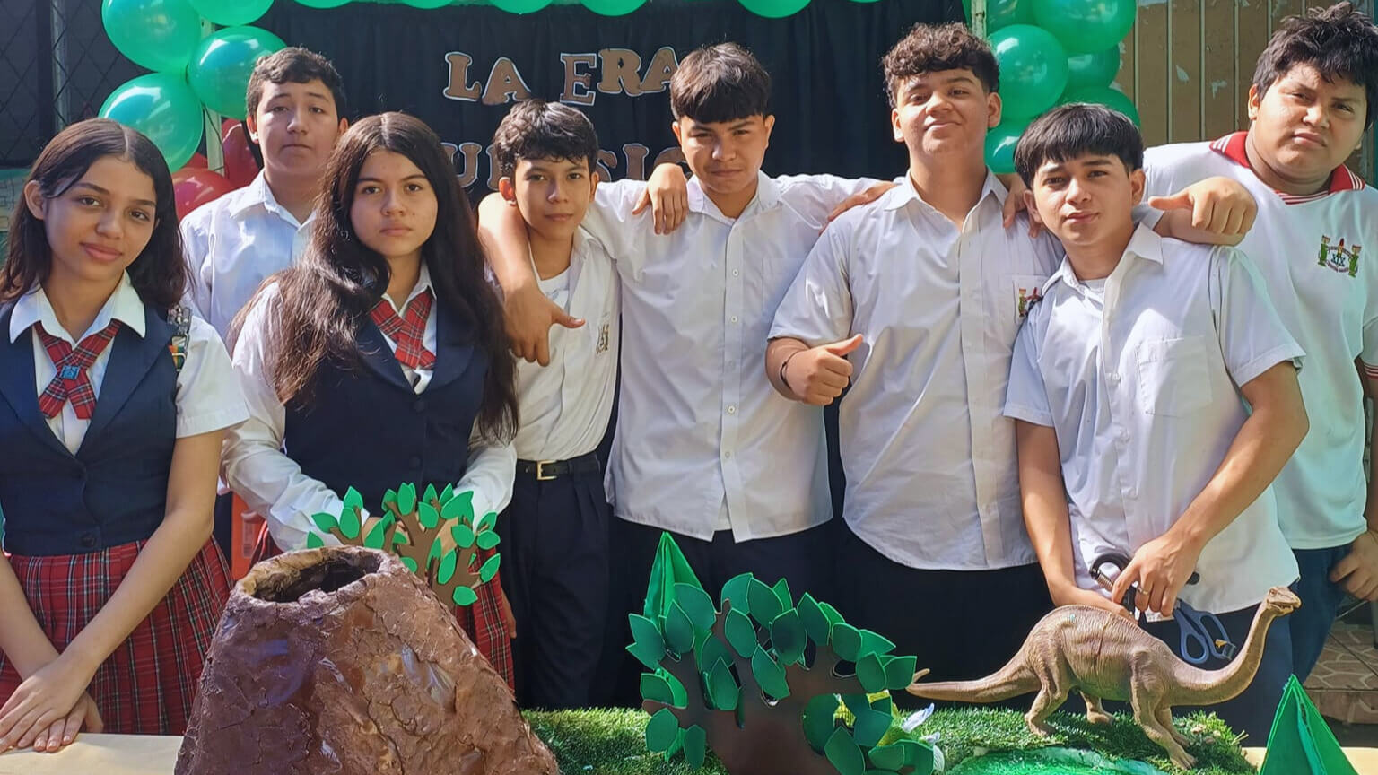 Grupo de varones presentando