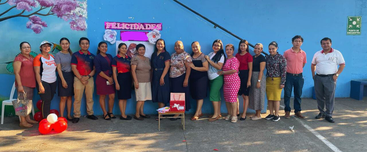 Foto de todo el personal del Colegio