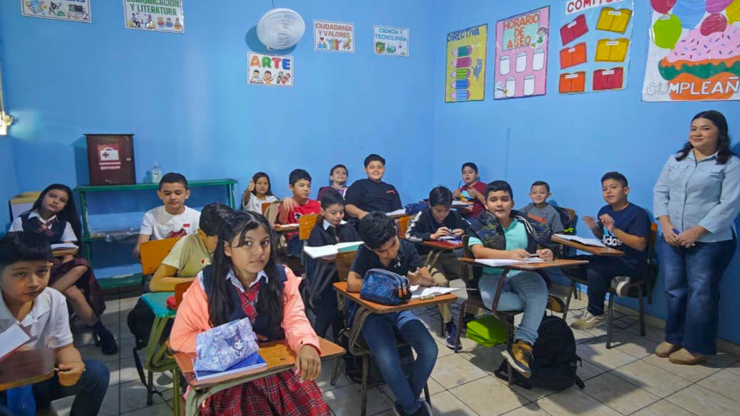 Alumnos entrando a clases