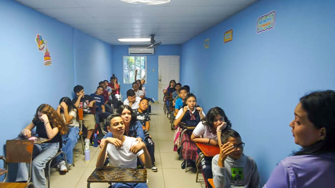 Maestros dando la bienvenida