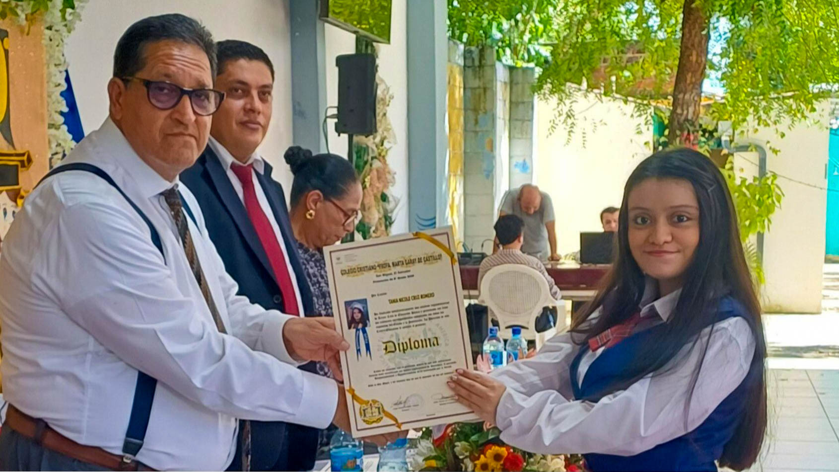 Estudiantes recibiendo diploma