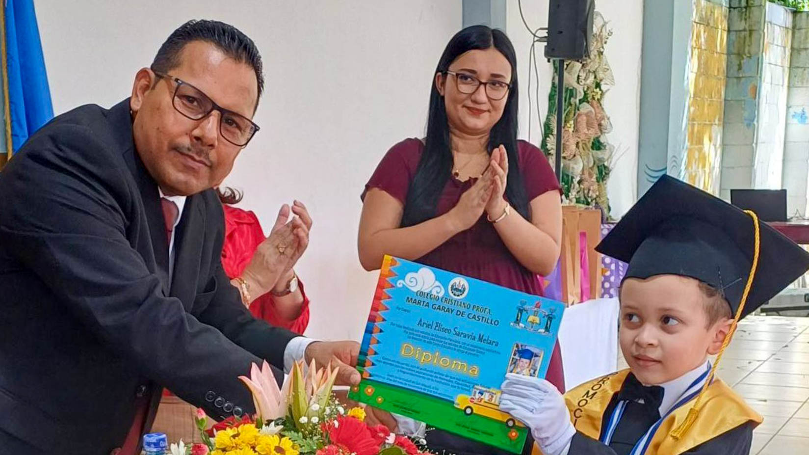 Niños con su diploma