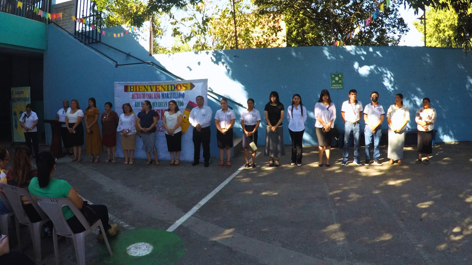 Padres de familia atendiendo a la lectura del reglamento
