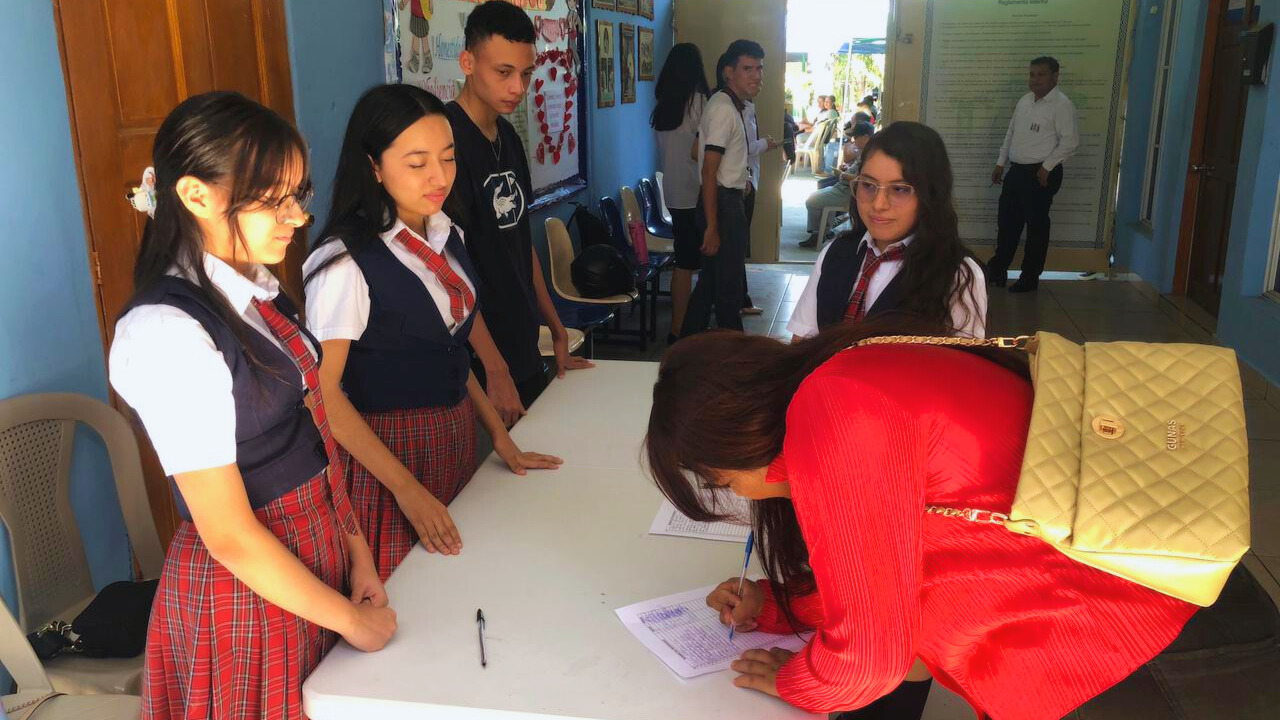 Docentes explicando la metodología en el aula